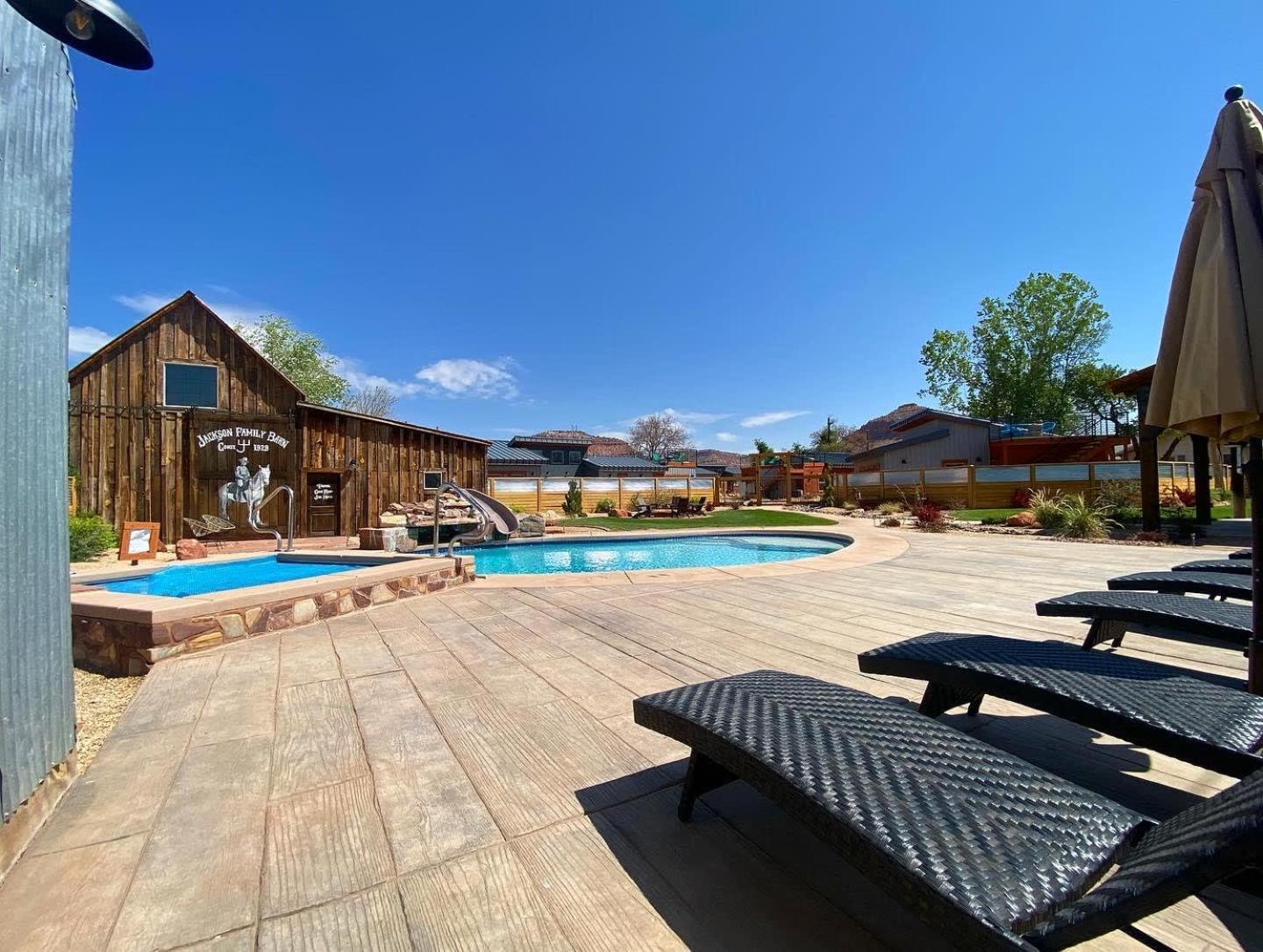 Timber & Tin F 2Bed 2Bath W Pool & Rooftop Deck カナブ エクステリア 写真
