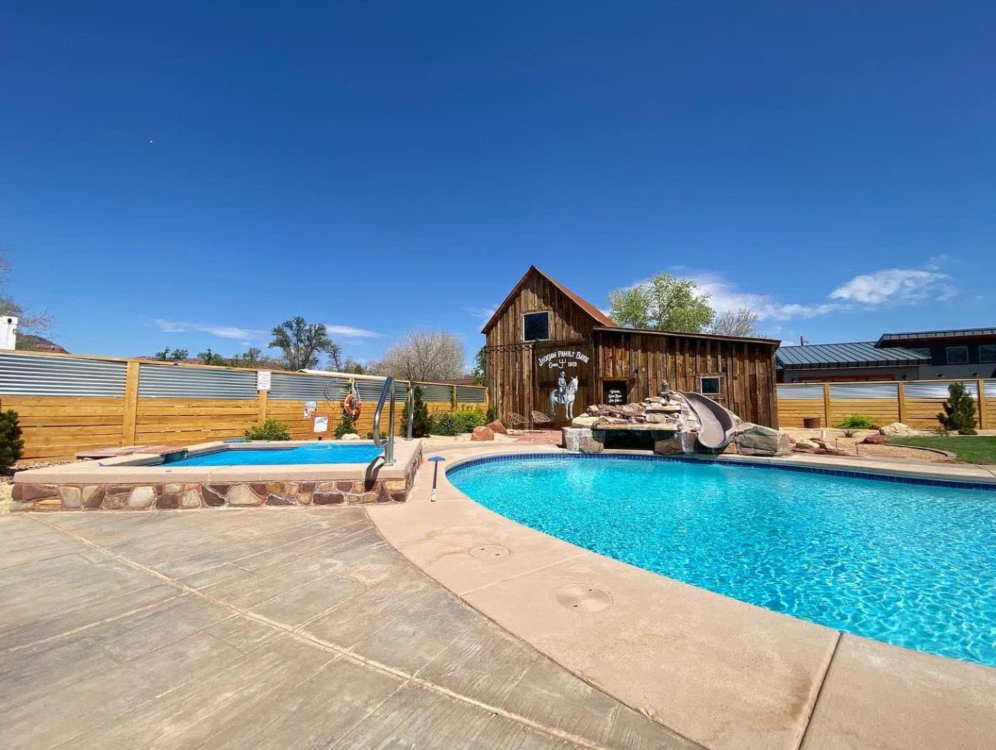 Timber & Tin F 2Bed 2Bath W Pool & Rooftop Deck カナブ エクステリア 写真